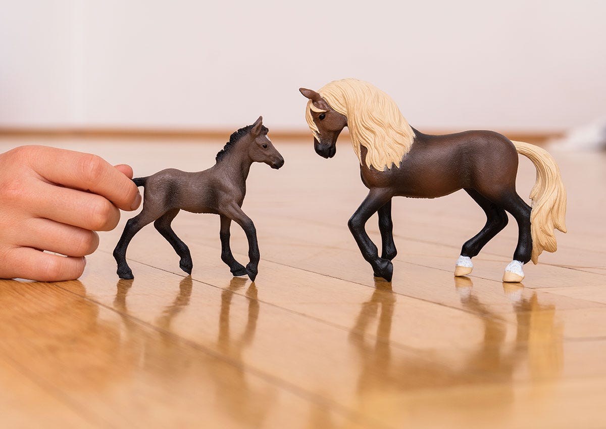 https://cdn.shopify.com/s/files/1/0761/9818/3222/files/13952_13954_HC_PeruvianPasoStallion_Foal_cropped_quer_RGB_2f96a022-2151-44f4-8734-80c7fb0e78d9.jpg?v=1719920712