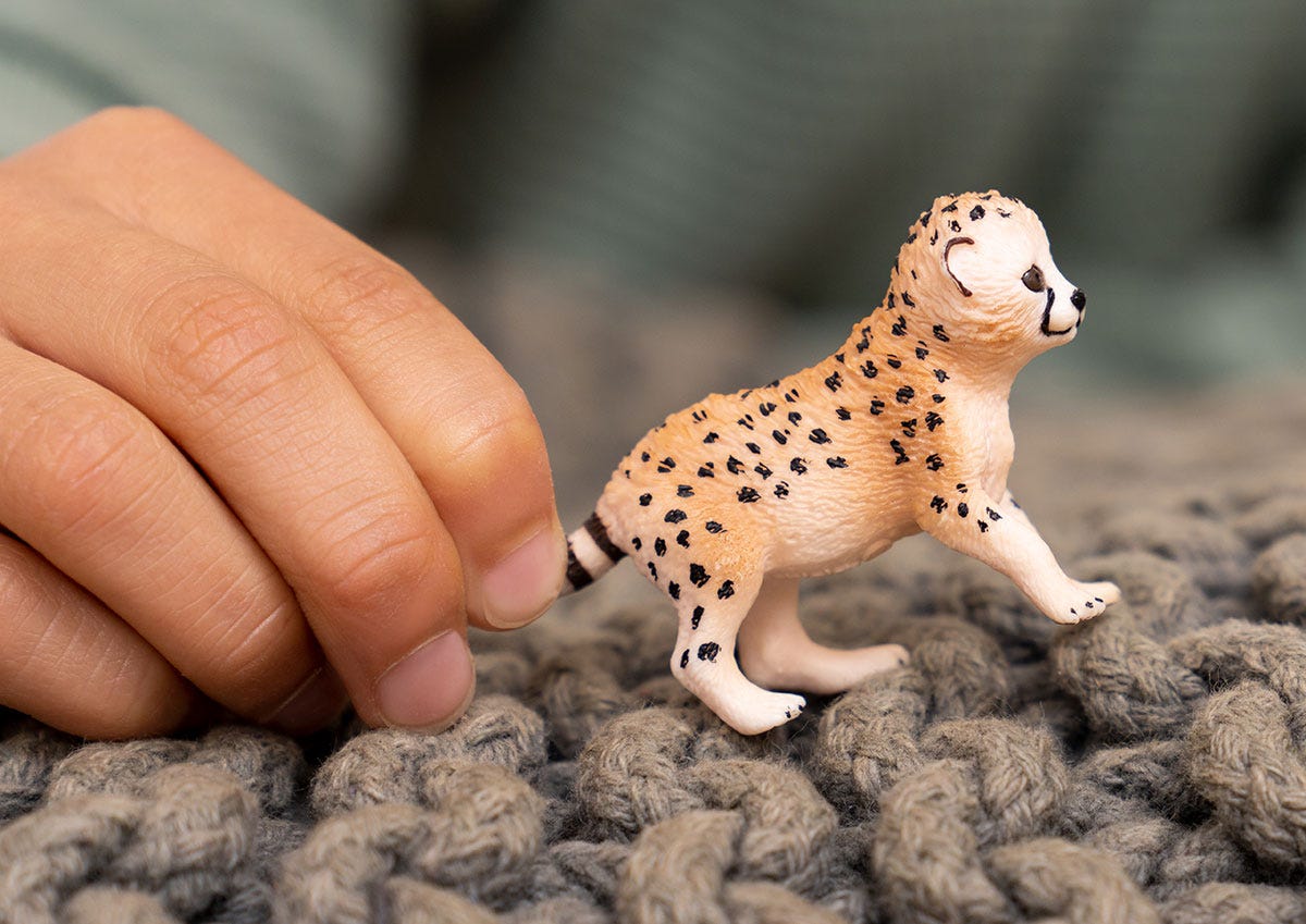 https://cdn.shopify.com/s/files/1/0761/9818/3222/products/14866_WL_CheetahBaby_cropped_quer_RGB.jpg?v=1695745744