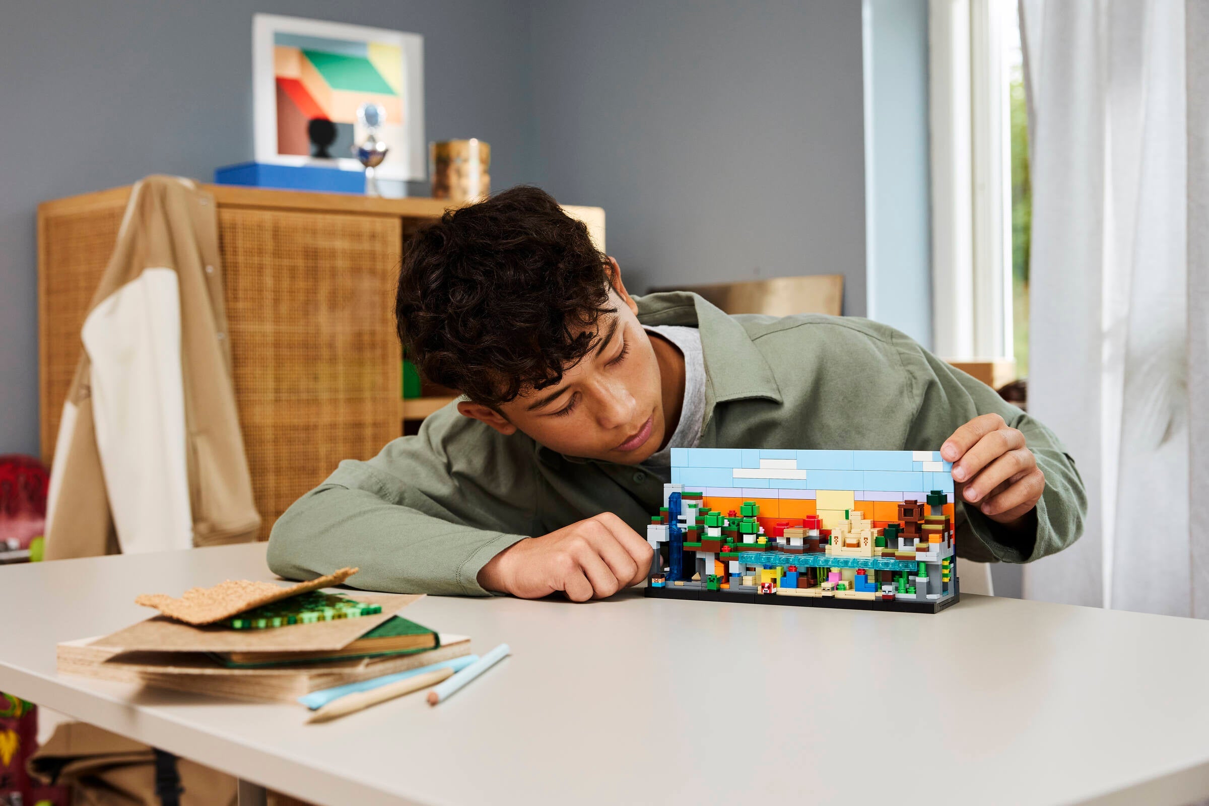 https://www.lego.com/cdn/cs/set/assets/blt4614b90004201828/21589_Lifestyle_Cons_en-gb.jpg