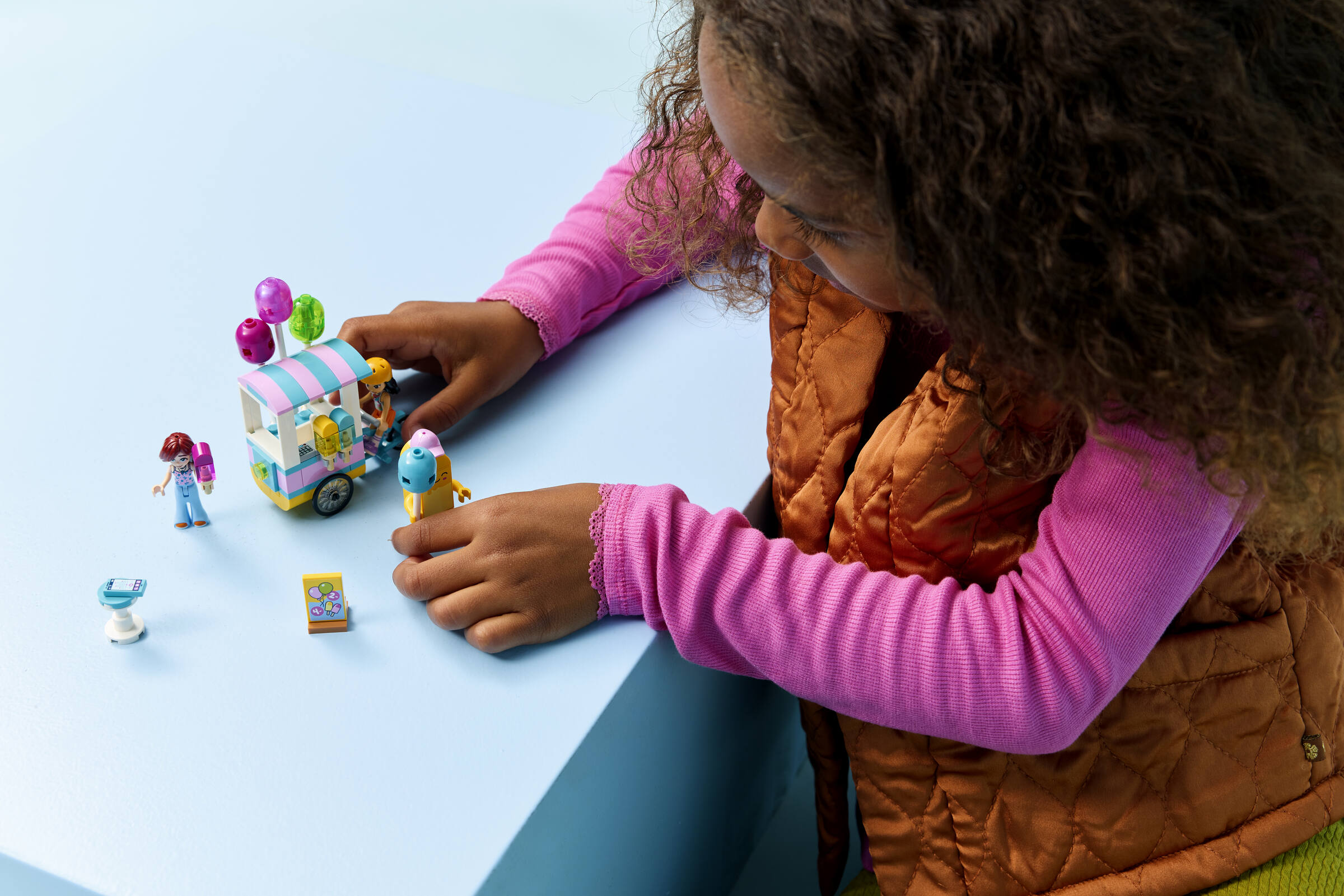 https://www.lego.com/cdn/cs/set/assets/blteededd73beeb1231/42692_Lifestyle_Cons_02_en-gb.jpg