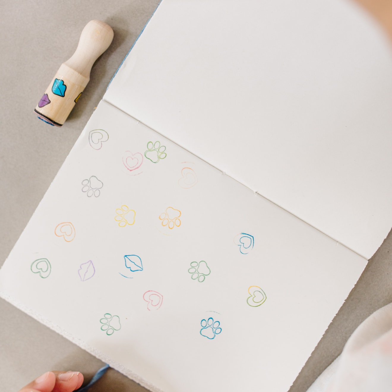 https://cdn.shopify.com/s/files/1/0550/8487/5830/products/Happy-Handle-Stamp-Set-002407-1-Kid-Lifestyle_0484ccfc-bb9d-4640-8663-18b8781104f5.jpg?v=1664912343