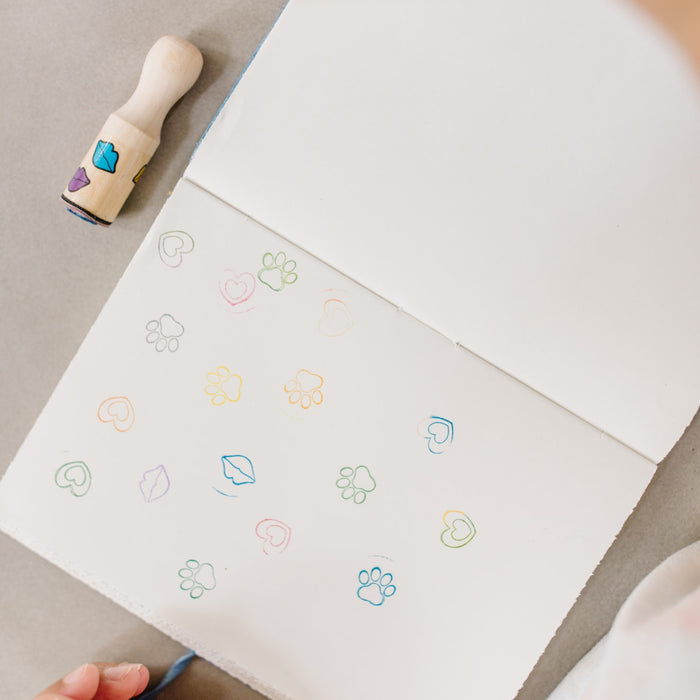 https://cdn.shopify.com/s/files/1/0550/8487/5830/products/Happy-Handle-Stamp-Set-002407-1-Kid-Lifestyle_0484ccfc-bb9d-4640-8663-18b8781104f5.jpg?v=1664912343
