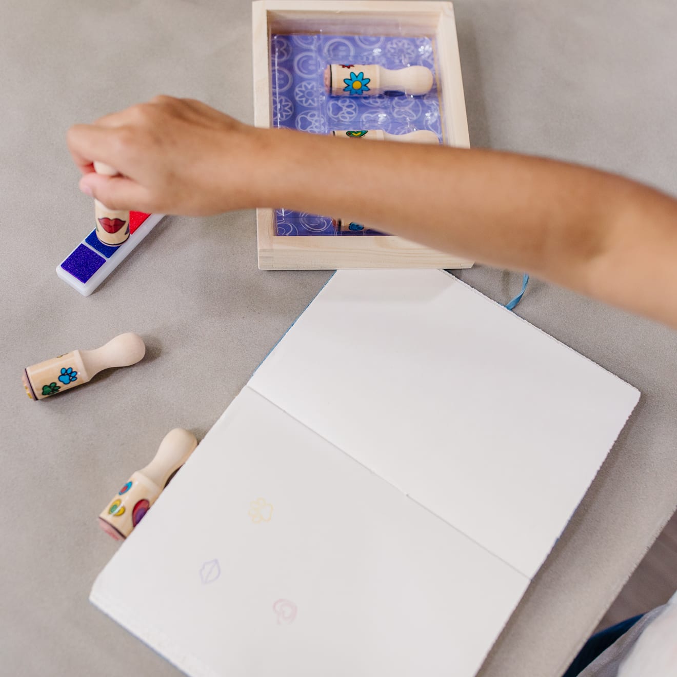 https://cdn.shopify.com/s/files/1/0550/8487/5830/products/Happy-Handle-Stamp-Set-002407-1-Kid-Lifestyle_2cd8acab-449c-44e5-8afb-19c64158518e.jpg?v=1664912338
