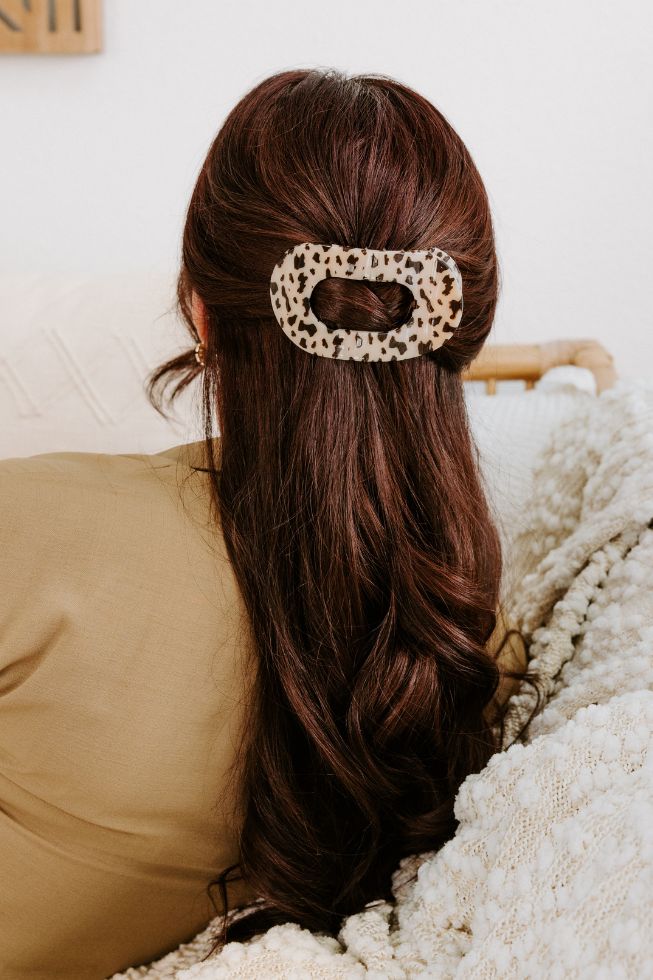 https://cdn.shopify.com/s/files/1/0065/8459/8593/products/blonde-tortoise-large-flat-round-clip-large-hair-clip-895634.jpg?v=1707232704