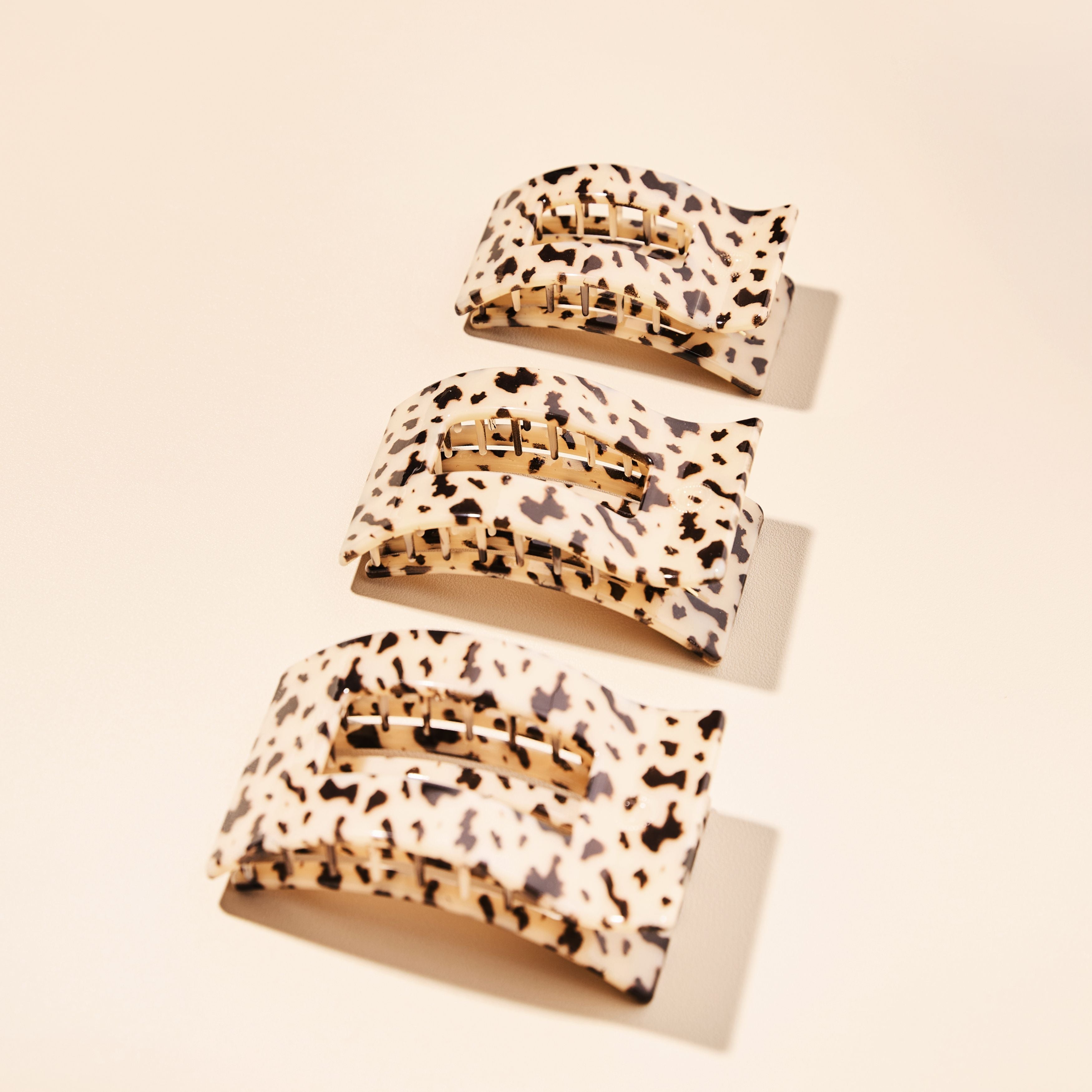 https://cdn.shopify.com/s/files/1/0065/8459/8593/files/blonde-tortoise-medium-flat-rectangle-hair-clip-hair-clips-362366.jpg?v=1750208352