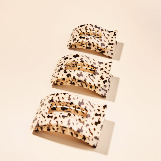 https://cdn.shopify.com/s/files/1/0065/8459/8593/files/blonde-tortoise-medium-flat-rectangle-hair-clip-hair-clips-362366.jpg?v=1750208352