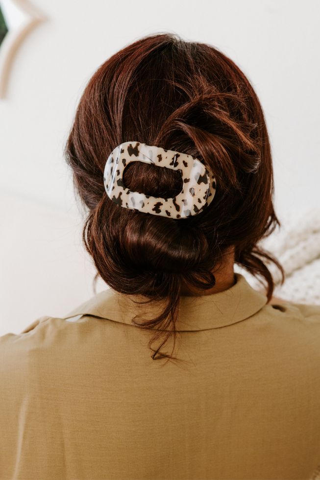 https://cdn.shopify.com/s/files/1/0065/8459/8593/products/blonde-tortoise-medium-flat-round-clip-medium-hair-clip-467689.jpg?v=1707232704
