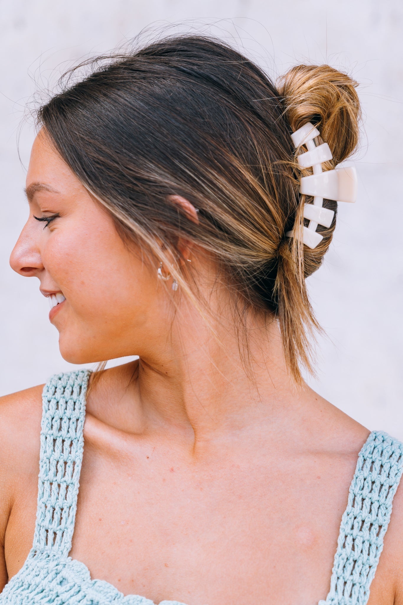 https://cdn.shopify.com/s/files/1/0065/8459/8593/files/classic-almond-beige-medium-claw-hair-clip-hair-clips-784496.jpg?v=1746259573