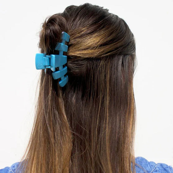 https://cdn.shopify.com/s/files/1/0615/8909/4575/files/classic-summer-sky-medium-hair-clip-9484521.webp?v=1762464056
