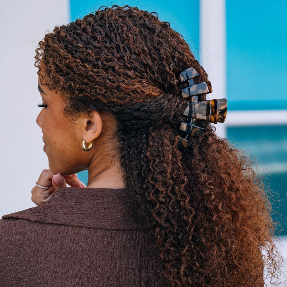 https://cdn.shopify.com/s/files/1/0065/8459/8593/files/classic-tortoise-large-claw-hair-clip-hair-clips-428802.jpg?v=1746259572