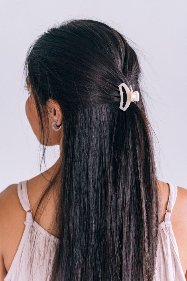https://cdn.shopify.com/s/files/1/0065/8459/8593/products/open-almond-beige-tiny-hair-clip-tiny-hair-clip-271531.jpg?v=1686691042