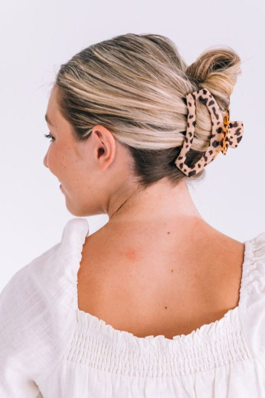 https://cdn.shopify.com/s/files/1/0065/8459/8593/products/open-blonde-tortoise-large-hair-clip-large-hair-clip-250800.jpg?v=1742567602