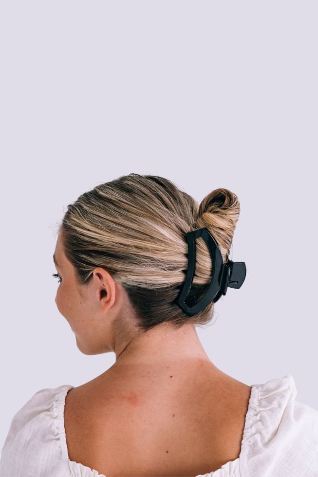 https://cdn.shopify.com/s/files/1/0065/8459/8593/products/open-jet-black-large-hair-clip-large-hair-clip-849786.jpg?v=1686691302