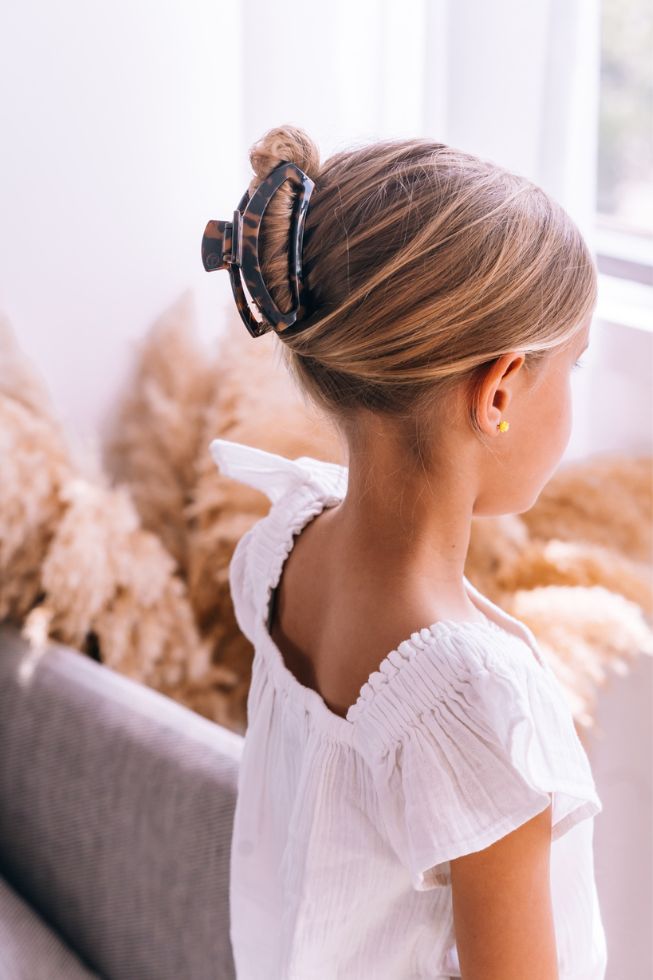 https://cdn.shopify.com/s/files/1/0065/8459/8593/products/open-tortoise-medium-hair-clip-medium-hair-clip-523047.jpg?v=1686691408