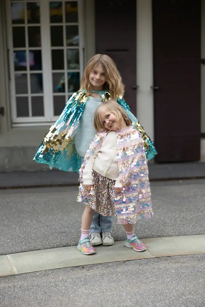 https://wildlingstoys.com/wp-content/uploads/2025/10/paillette-cape-gold-play-great-pretenders.webp